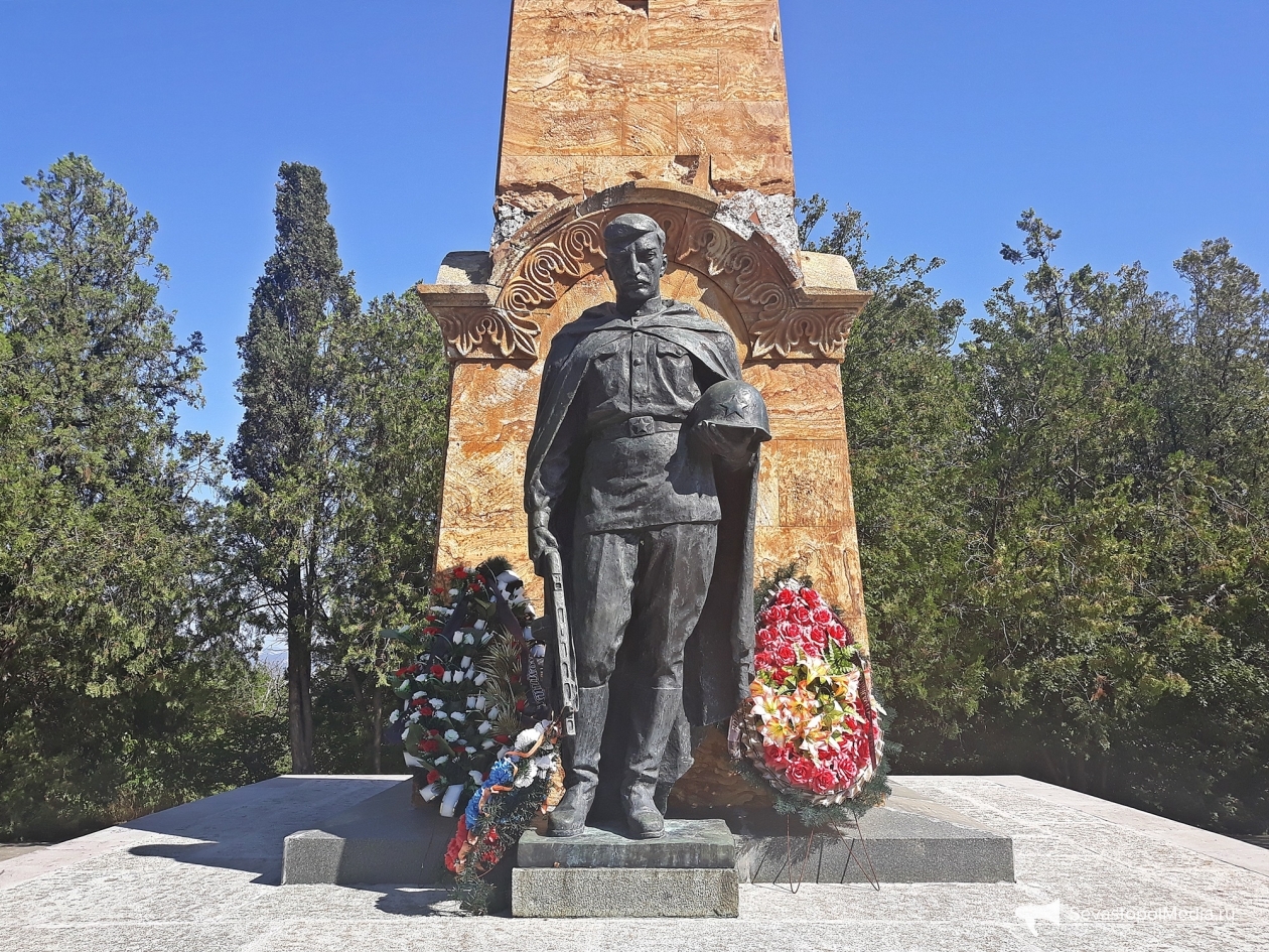 Памятное мероприятие состоялось у памятников воинов национальных дивизий в Севастополе
