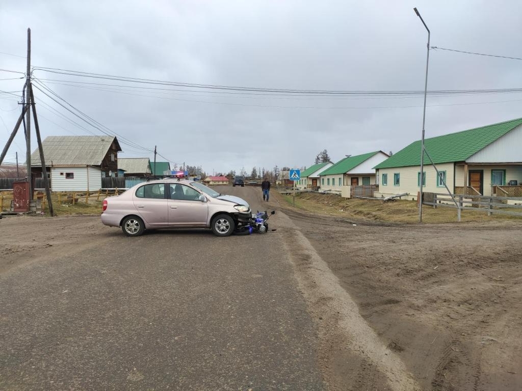В районе Якутии пьяный мотоциклист получил множественные травмы врезавшись в иномарку пресс-служба ведомства