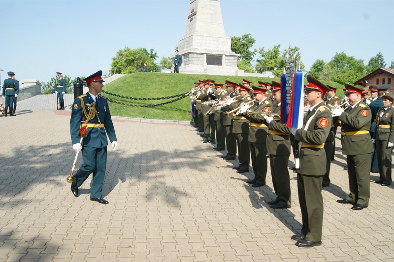 Торжественное возложение цветов к памятнику графа Муравьева-Амурского.