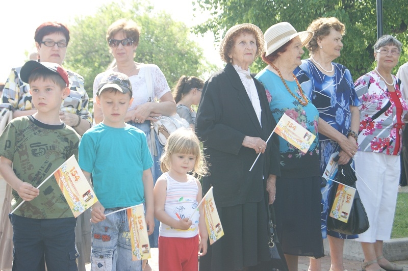 Торжественное возложение цветов к памятнику графа Муравьева-Амурского.