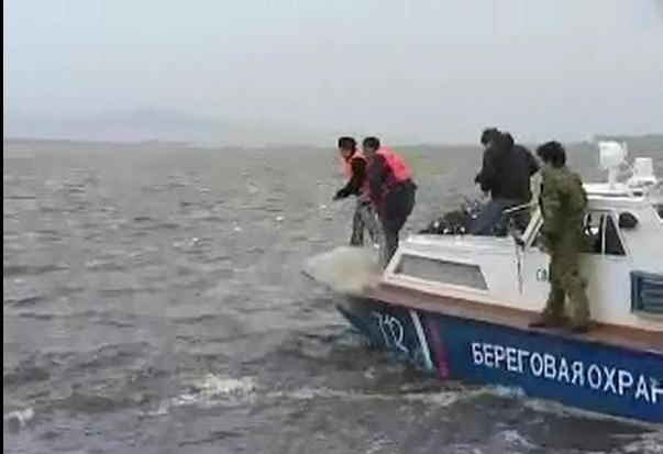 Патрульный катер поймал нарушителей границы за сеть
