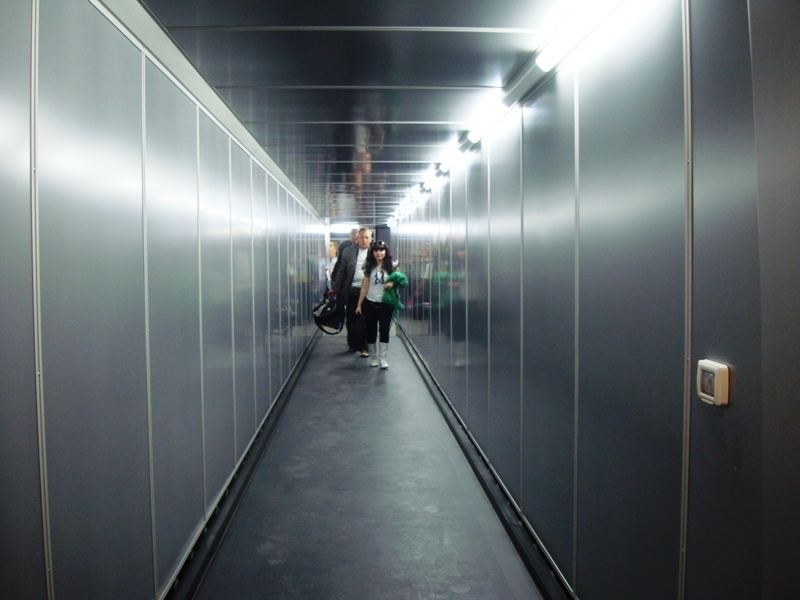 Пассажиры по телетрапу прошли в здание аэровокзала