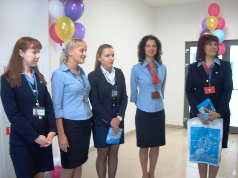 Встречают первых пассажиров