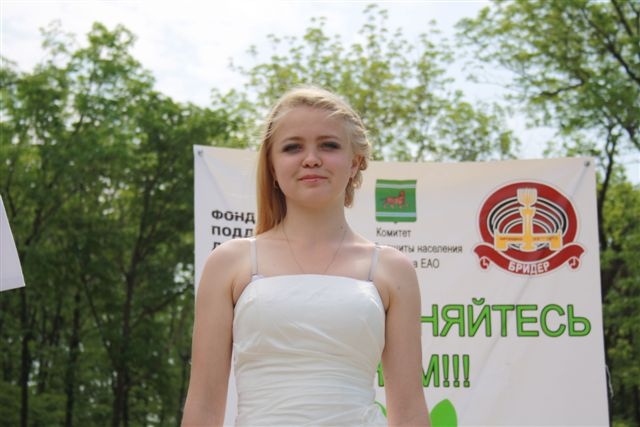 Сказочные персонажи развлекали детей в парке Биробиджана