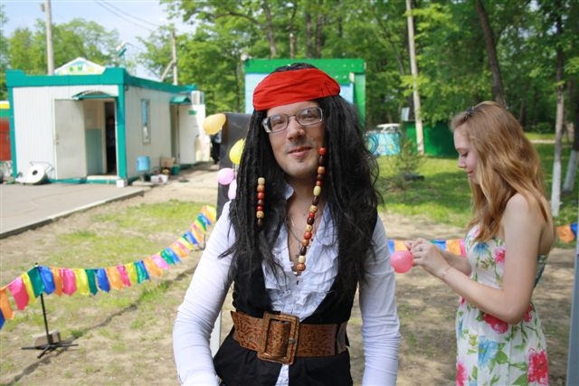 Сказочные персонажи развлекали детей в парке Биробиджана