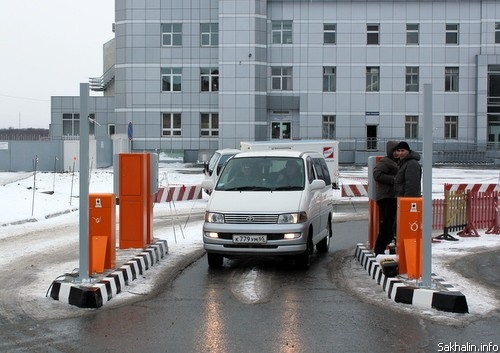 Паркинг для машины южно сахалинск. Парковка в аэропорту южно. Схема аэровокзала аэропорта ижевска. Озеление на привокзальной площади аэропорта. Парковочное пространство.