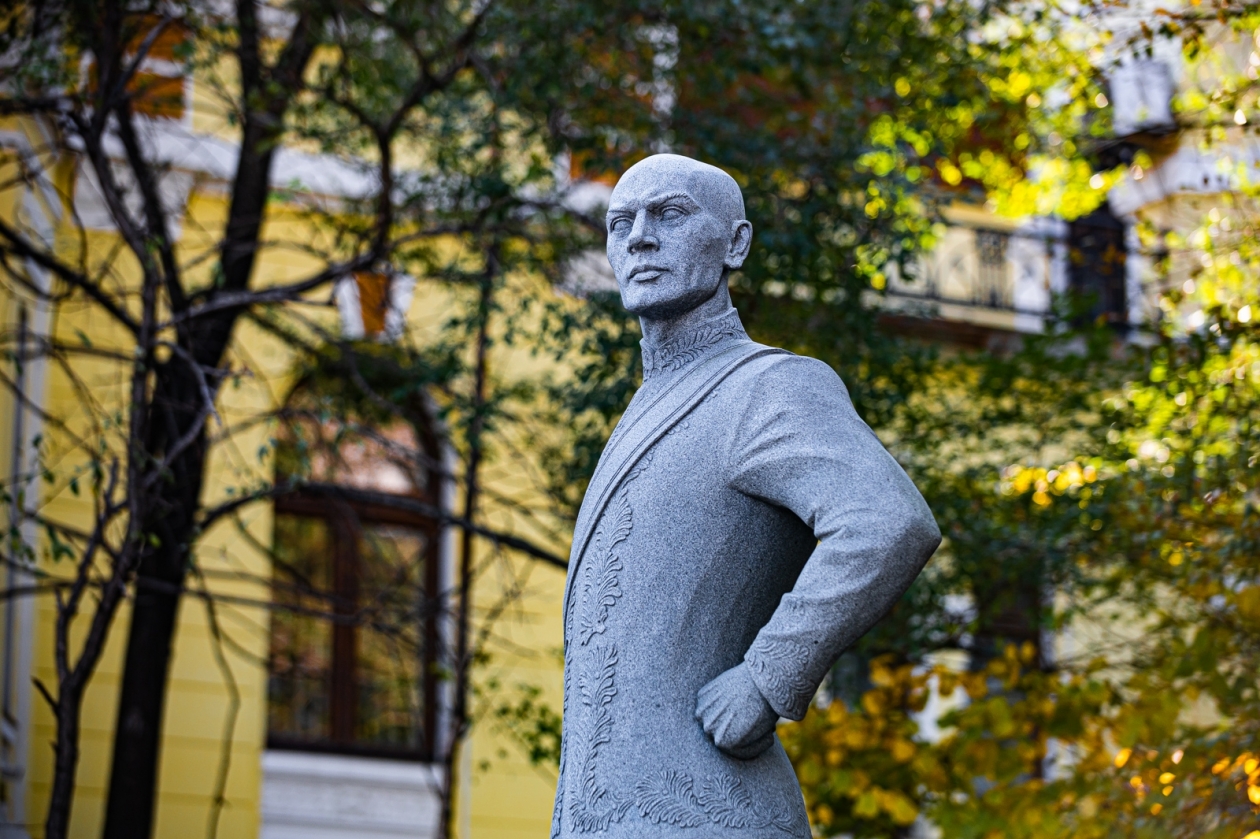Памятник Юлу Бриннеру во Владивостоке