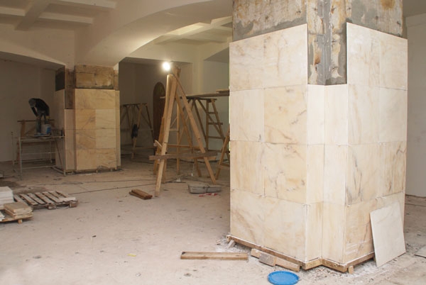 Мастера приступили к облицовке колонн мраморной плиткой