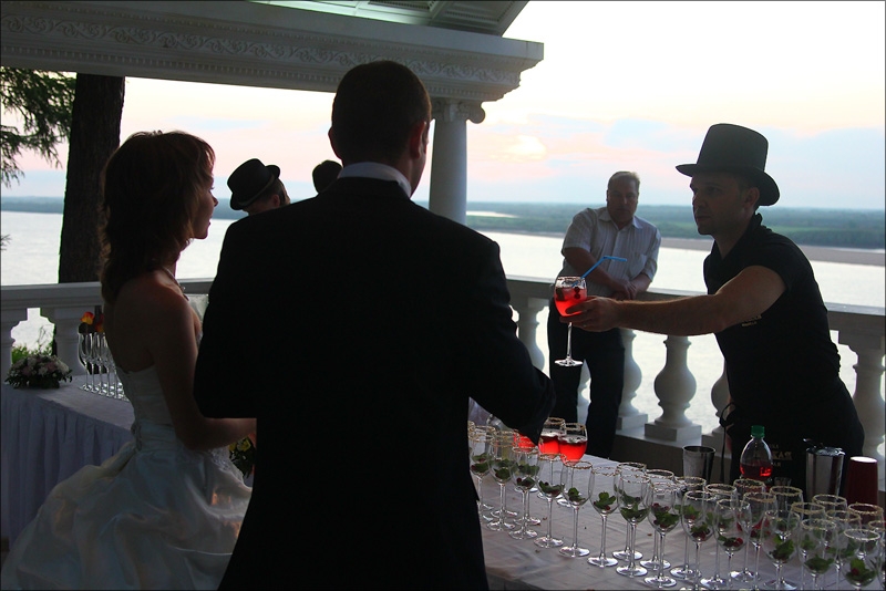 Гостям были предложены легкий фуршет и напитки