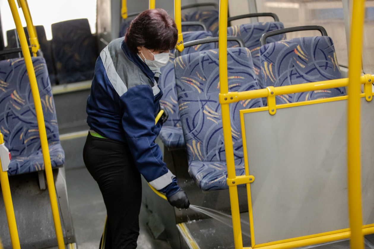 В общественном транспорте Южно-Сахалинска усиливают меры профилактики COVID-19
