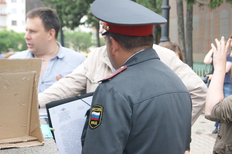 Сотрудники УМВД беседуют с митингующими