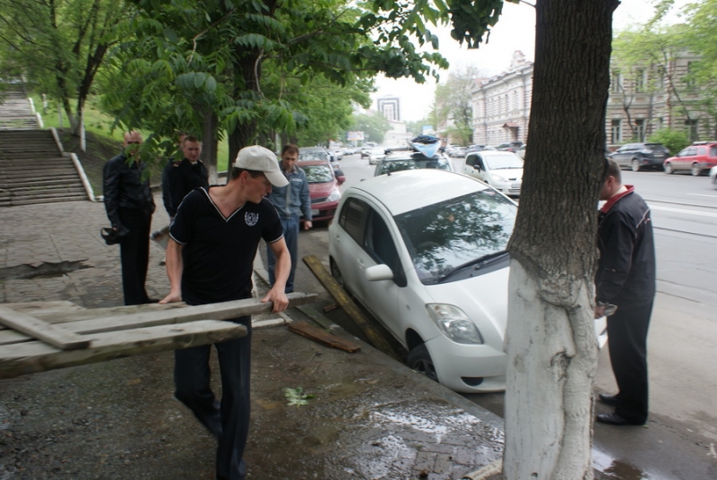Авто проволилась в люк Сергей Ланин