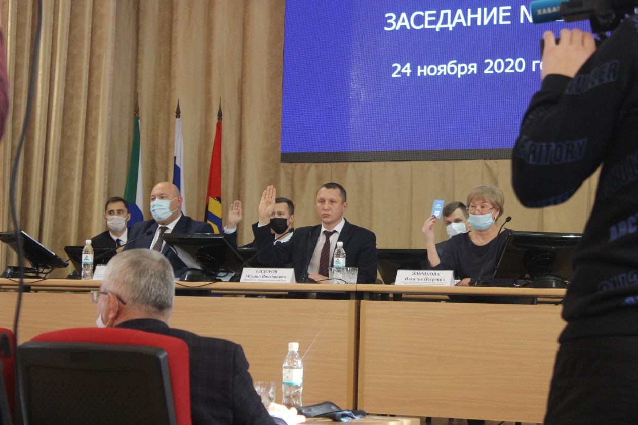 Михаил Сидоров (в центре) на заседании в гордуме Хабаровска Ко Виктория, ИА AmurMedia