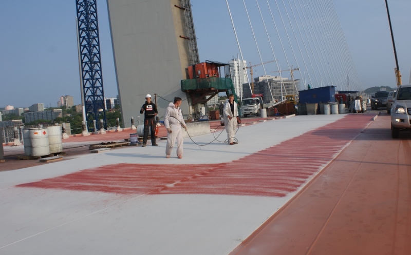 Гидроизоляцию грунтуют сверху