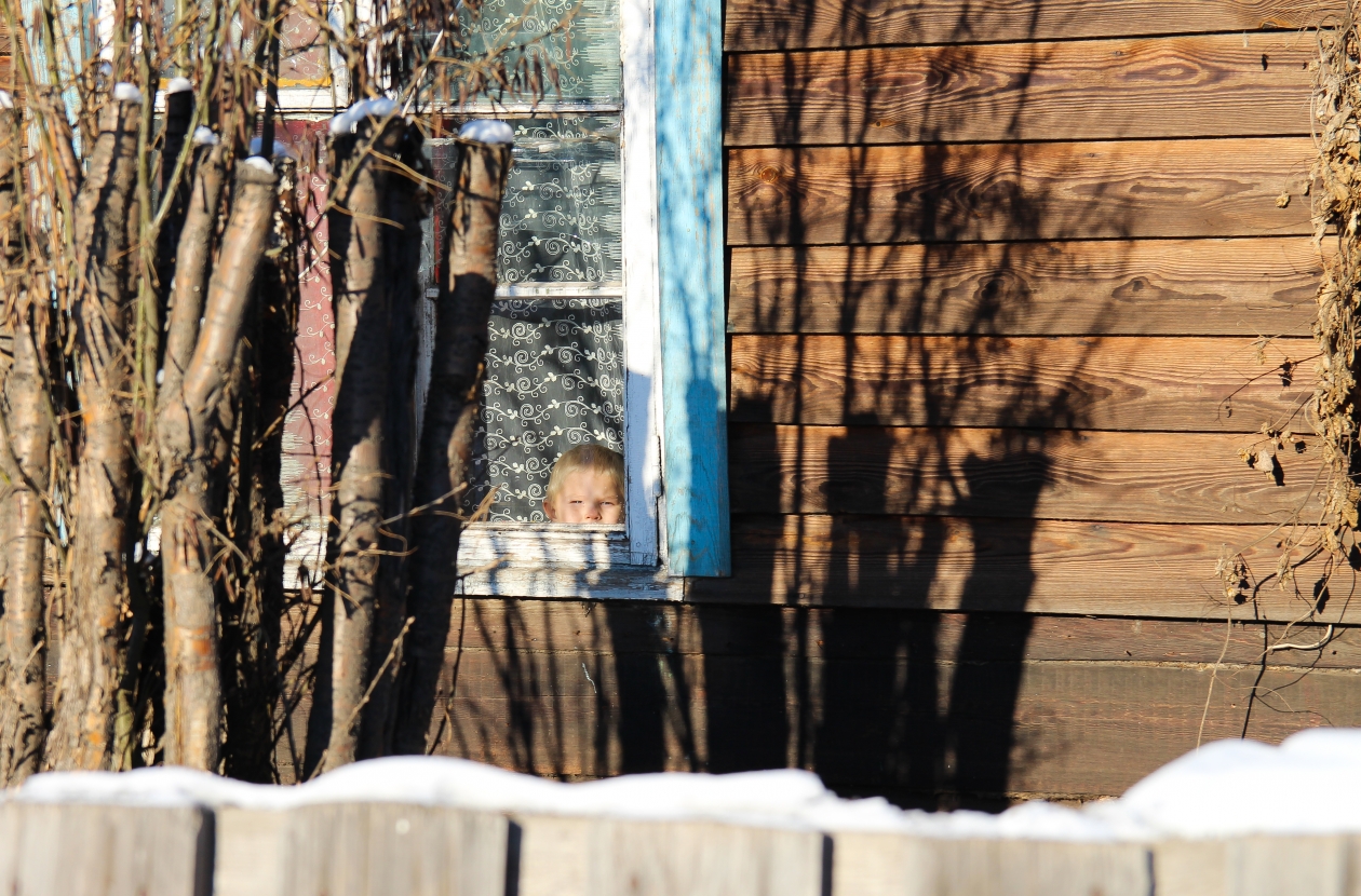 Ребенок в окне