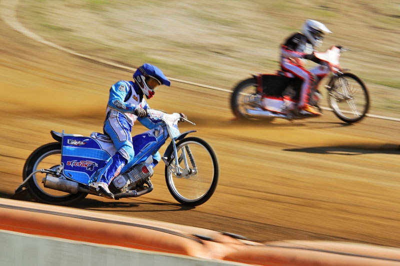 "Восток" не уступил "Октябрьскому" ни одного заезда