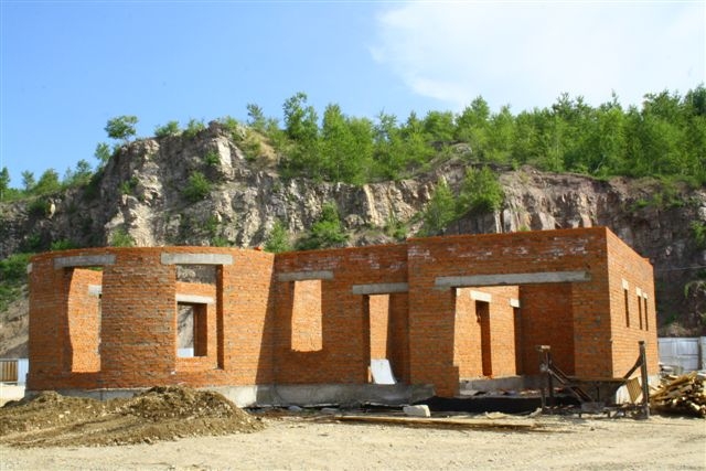 ООО Стройсервис возводит 10 коттеджей и семь таунхаусов