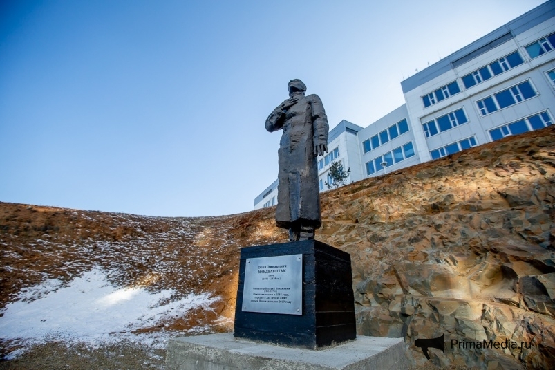 Памятник Мандельштаму в кампусе ДВФУ. Здание позади — Школа искусств и гуманитарных наук