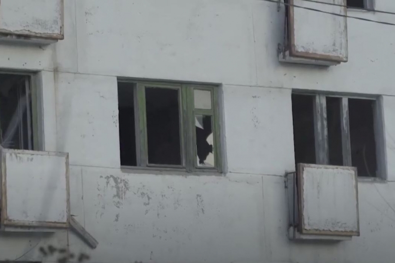 В Дальнегорске старики замерзали в заброшенном доме скрин видео FatalityVDK
