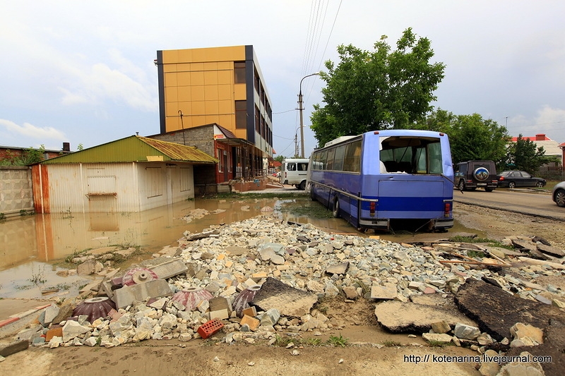 Город выглядит словно после бомбежки http://kotenarina.livejournal.com/