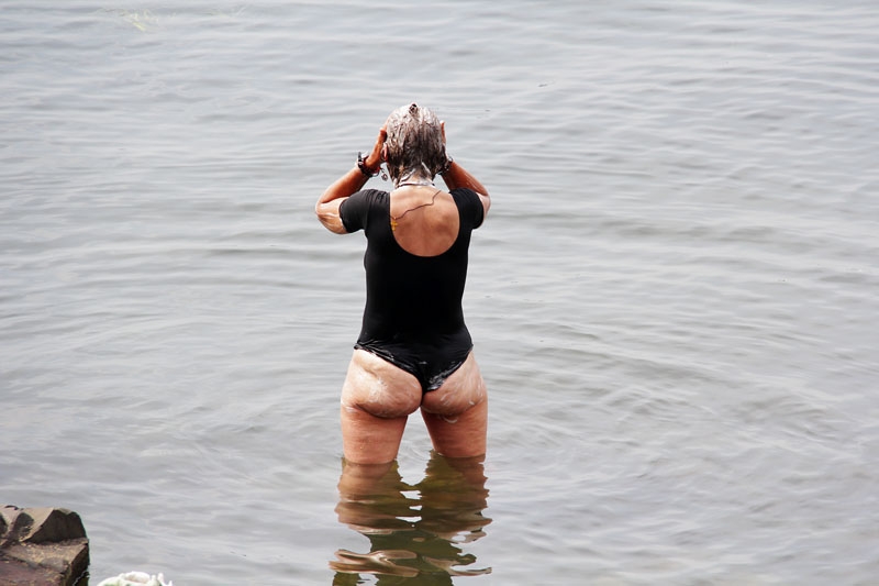 Новым развлечением жителей Владивостока стало проведение водных процедур в акватории Амурс Антон Балашов