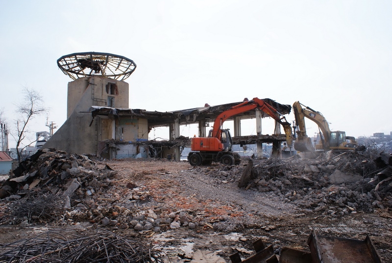 Снос старого здания вокзал морских прибрежных сообщений (апрель 2010 года)