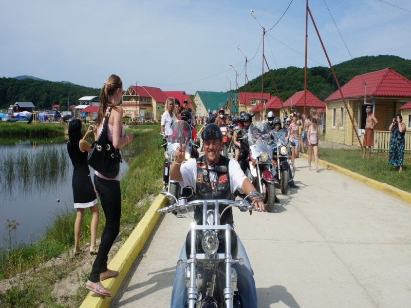 Выезд мотоколонны - одна из самых зрелищных частей фестиваля