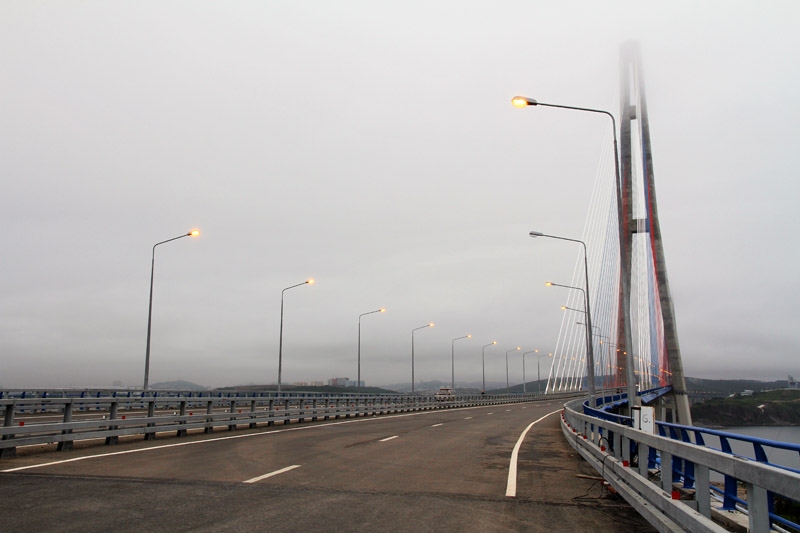 Мост на Русский на следующий день после открытия