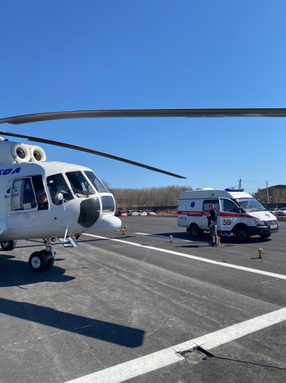 Вертолет МЧС России и машина скорой медицинской помощи