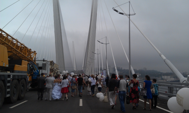 Молодожены Владивостока на открытии моста