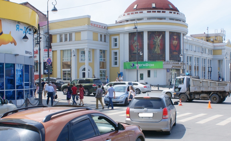 Голубой Мерседес пытается нарушить правила