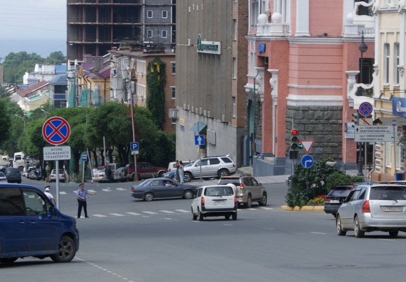 Возле мэрии - только направо