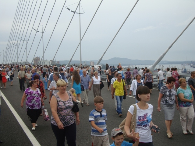Поток людей на открывшемся мосту через Золотой Рог растет