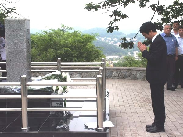 Японское находка. Японское кладбище в Находке. Находка мемориал японским военнопленным. Памятник установленный дельфину в Японии. Японский сад открыли.