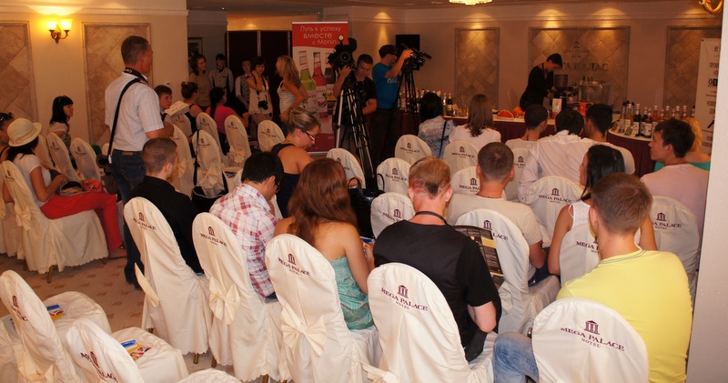 Десятки островных барменов пришли послушать Романа Торощина