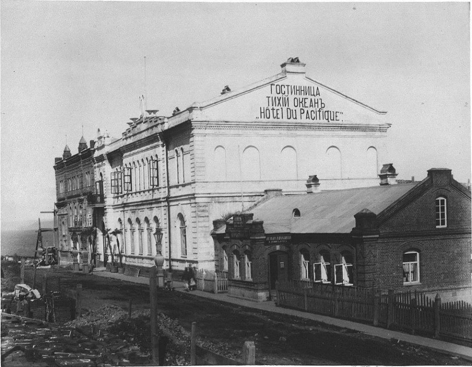 Здание гостиницы и театра "Тихий океан", 1899