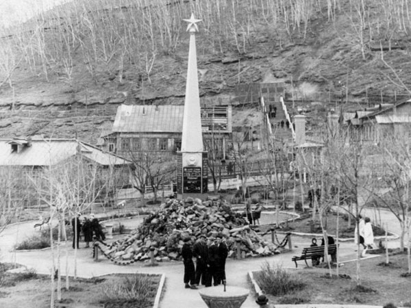 Памятник воинам Советской Армии — освободителям Курильских островов в 1945 г.