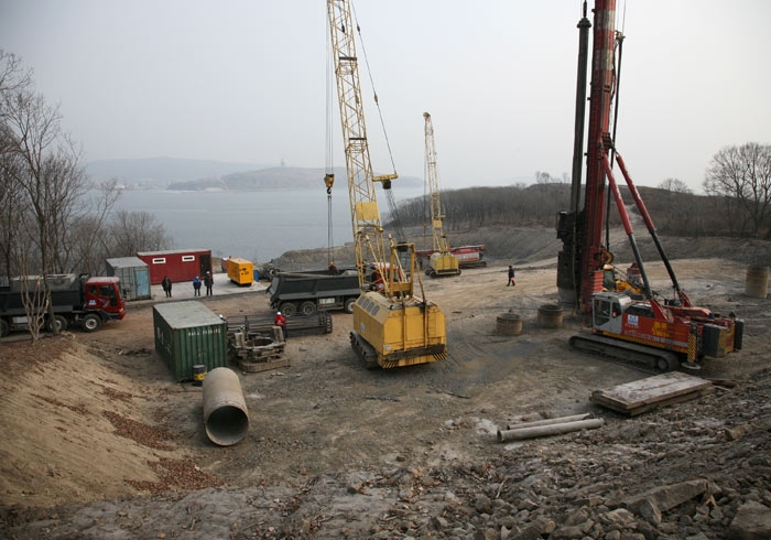 Начало строительство моста со стороны острова Русский