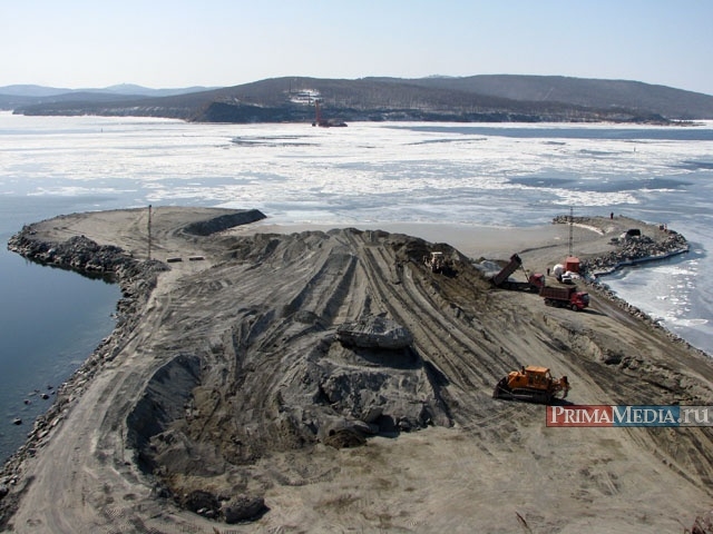 А уже 2 марта дамба "утонула"