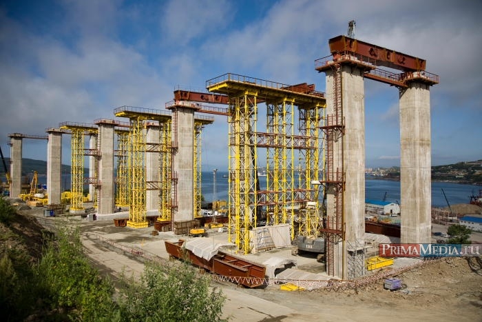 Блоки собираются по 21 метру — с обеих сторон эстакадных опор