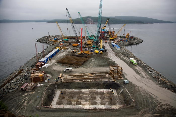 Под пилон со стороны острова Русского забетонирована 100-я скважина. Август 2009 г.