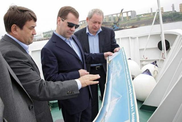 Медведев с борта катера осмотрел строительство объектов саммита АТЭС