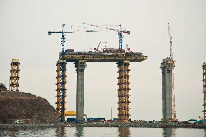 Ноябрь 2010 года. Бетонирование очередного участка железобетонной балки жесткости