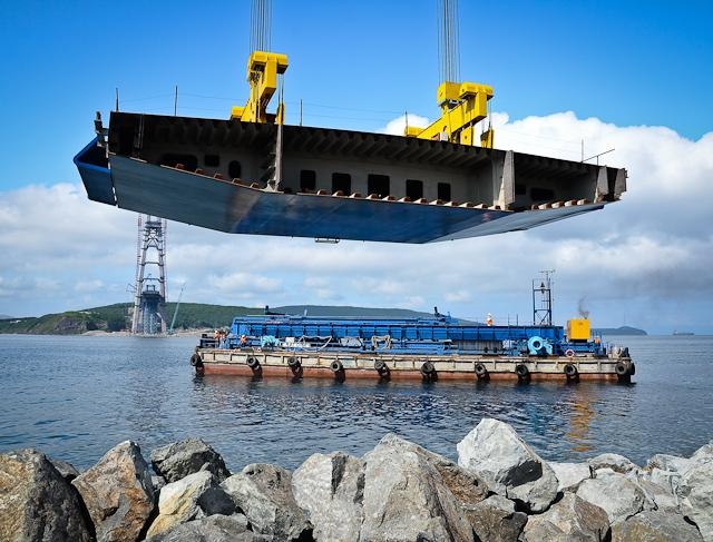 Установка секции руслового пролета моста