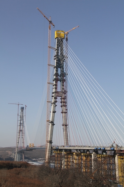 Март 2012 года. Пилон вышел на проектную высоту