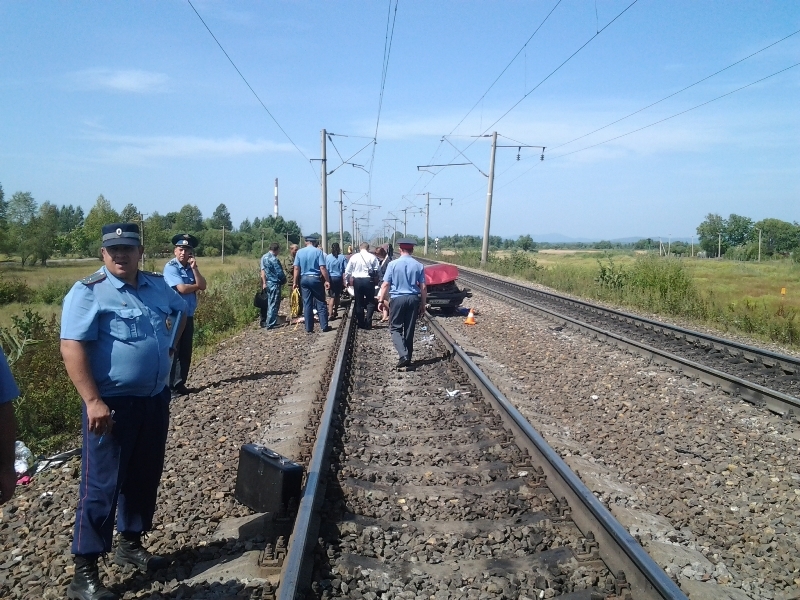 Поезд сбил легковой автомобиль на железнодорожном переезде в Биробиджане