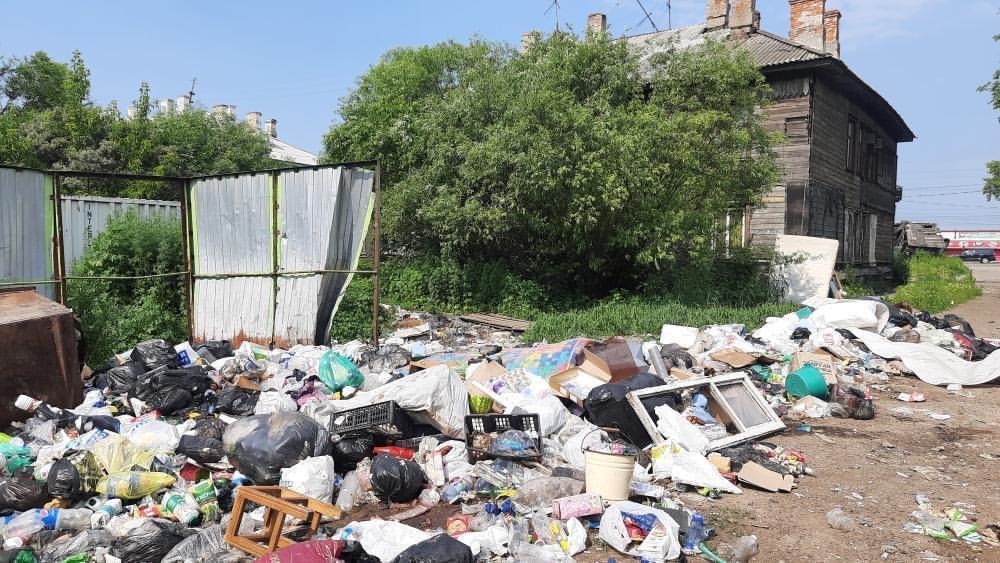 Горы мусора на проспекте 60-летия Октября ИА AmurMedia