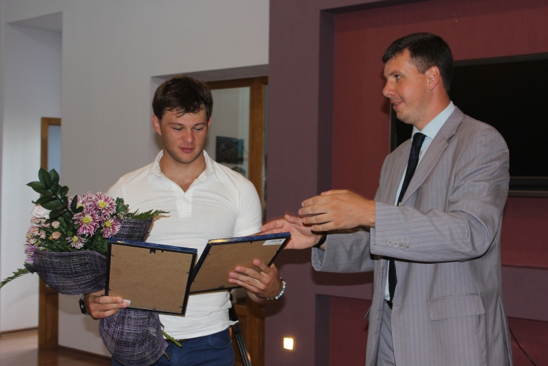 Алексей Колесников вручил спортсмену денежный сертификат