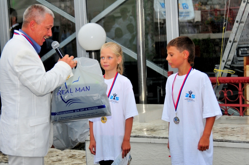 Специальные призы вручили самым молодым участникам: Полине Артюх и Данилу Слесаренко