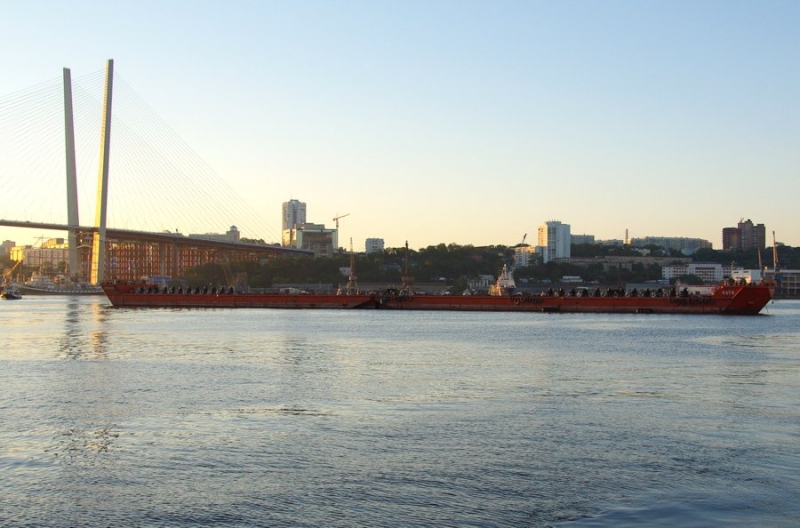 Для подготовки к шоу часть акватории отгородили судами